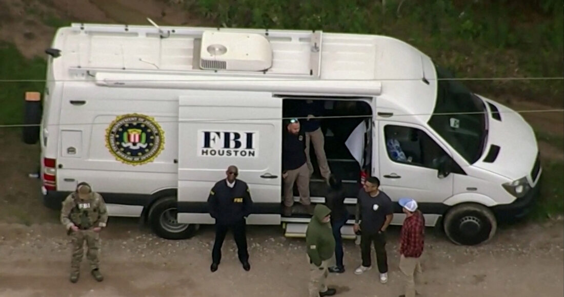 Đặc vụ FBI truy tìm Francisco Oropesa ở Cleveland, bang Texas, ngày 29/4. Ảnh: Reuters