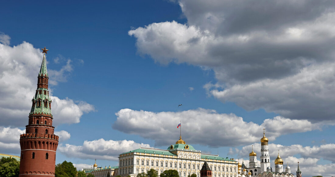 Khí tài và phương tiện cơ giới đi qua bức tường Điện Kremlin trong lễ Duyệt binh Chiến thắng tại Moskva hôm 9/5. Ảnh: Reuters