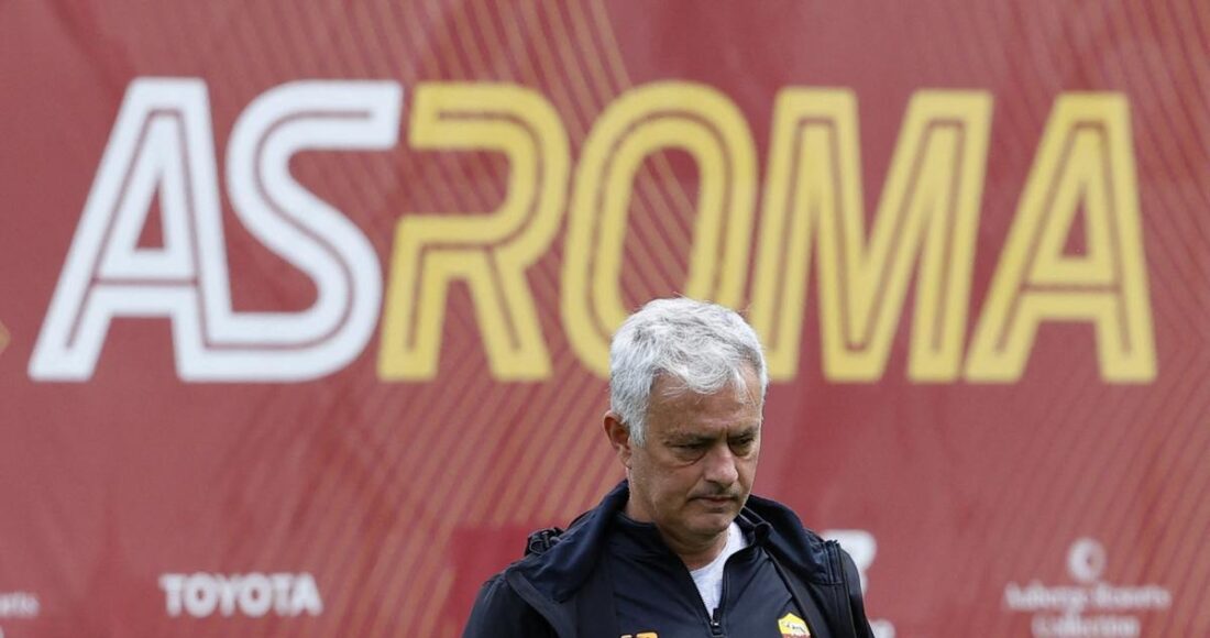 Mourinho trên sân tập Roma ngày 15/5. Ảnh: asroma.it