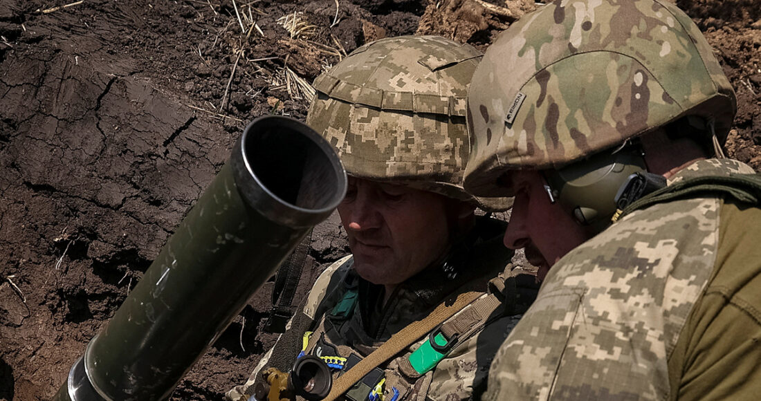 Lính Ukraine chuẩn bị bắn súng cối vào tiền tuyến gần thành phố Bakhmut, tỉnh Donetsk, miền đông Ukraine ngày 18/5. Ảnh: Reuters