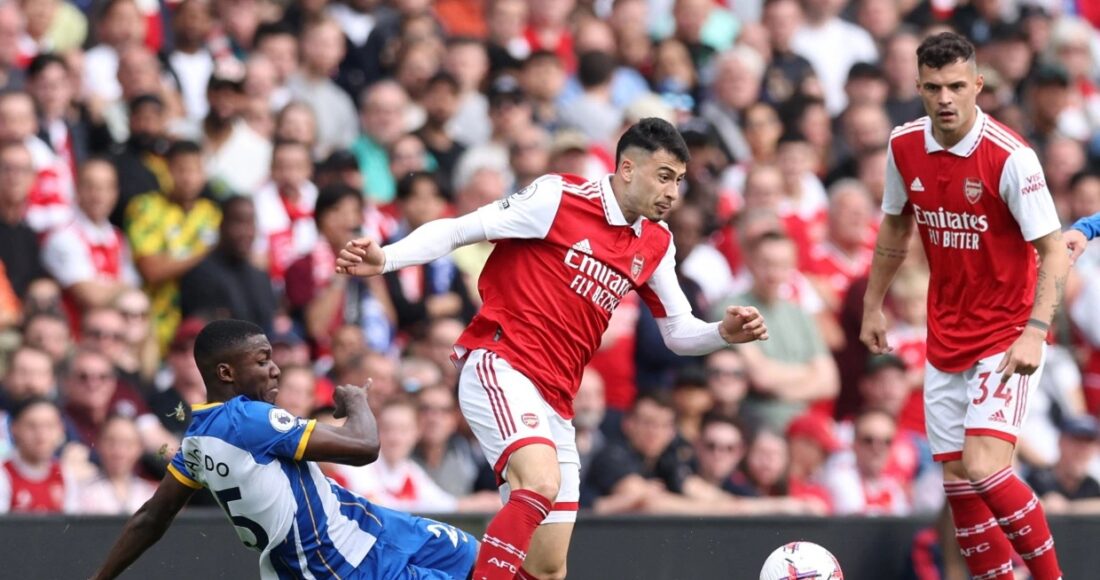 Tiền đạo Martinelli bị Moises Caicedo của Brighton truy cản trong trận Arsenal thua 0-3 ở vòng 36 Ngoại hạng Anh ngày 14/5. Ảnh: Reuters