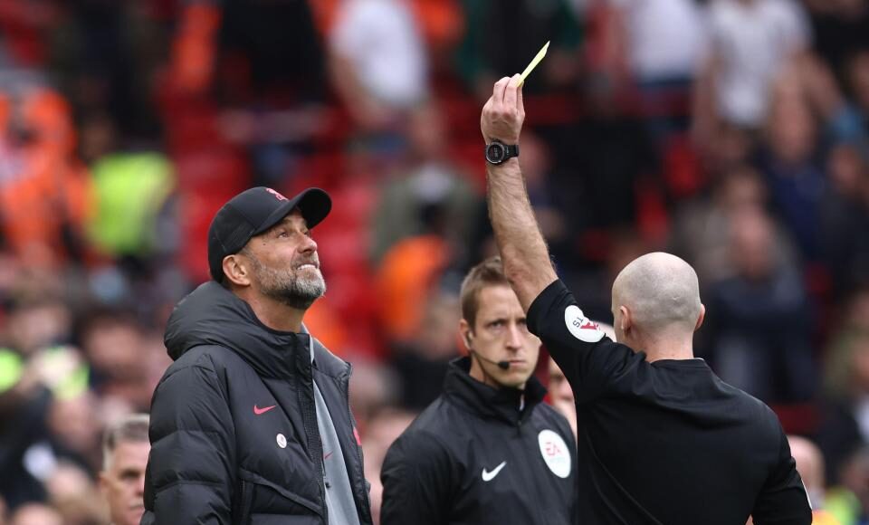 Klopp bị trọng tài Tierney phạt thẻ vàng ở trận thắng Tottenham 4-3 ngày 30/. Ảnh: Alamy