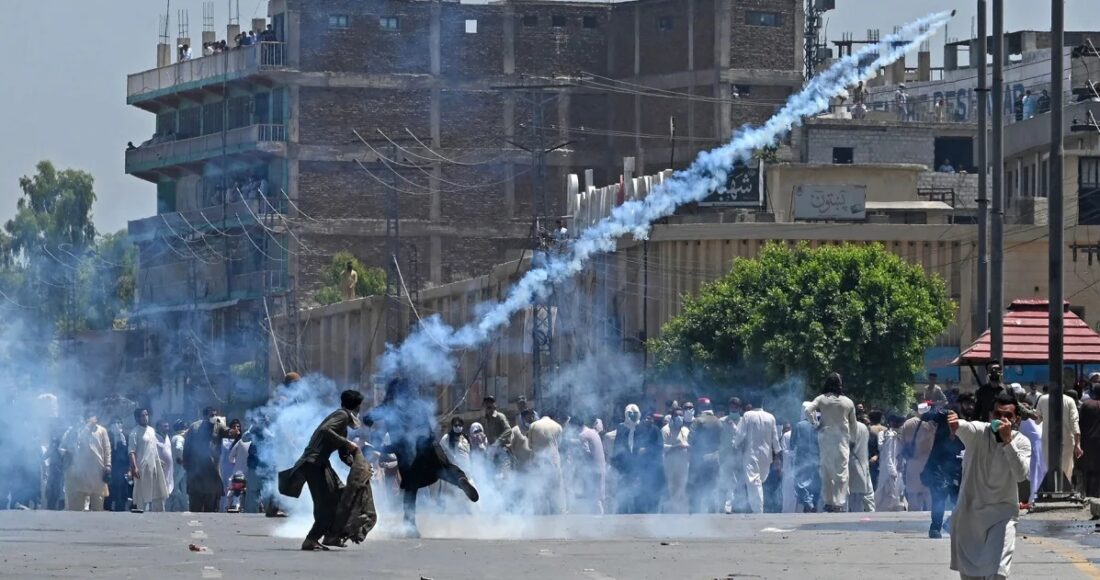 Người biểu tình đụng độ với cảnh sát Pakistan tại thành phố Peshawar hôm 10/5, sau khi cựu thủ tướng Imran Khan bị bắt. Ảnh: AFP