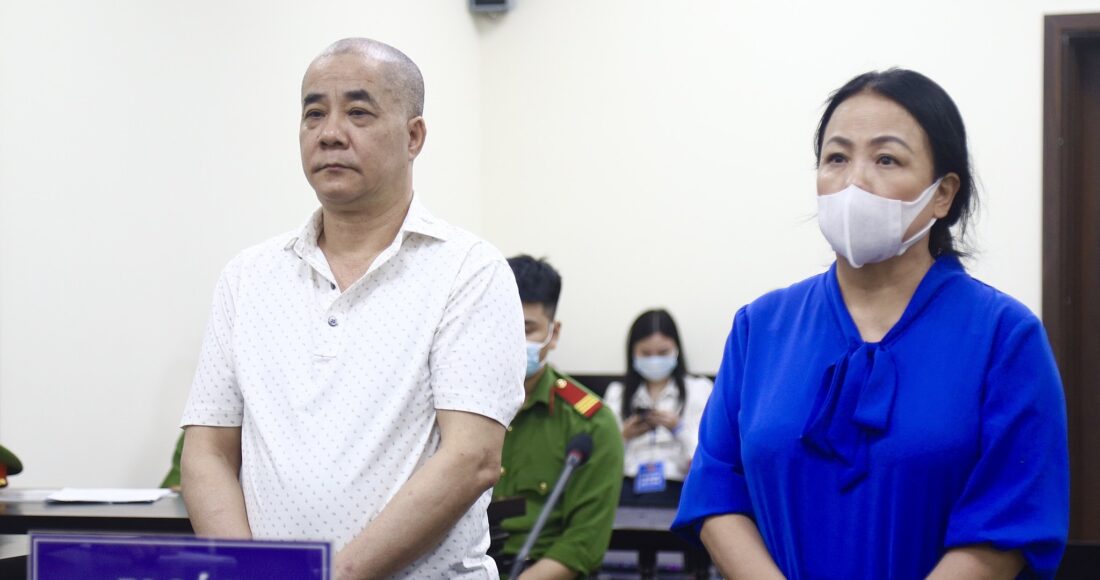 Vợ chồng ông Hiển, và Liên nghe bản án, chiều 4/5. Ảnh: Danh Lam