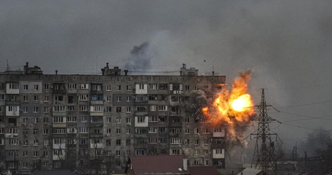 Một tòa nhà trúng hỏa lực tại Mariupol tháng 3/2022. Ảnh: AP