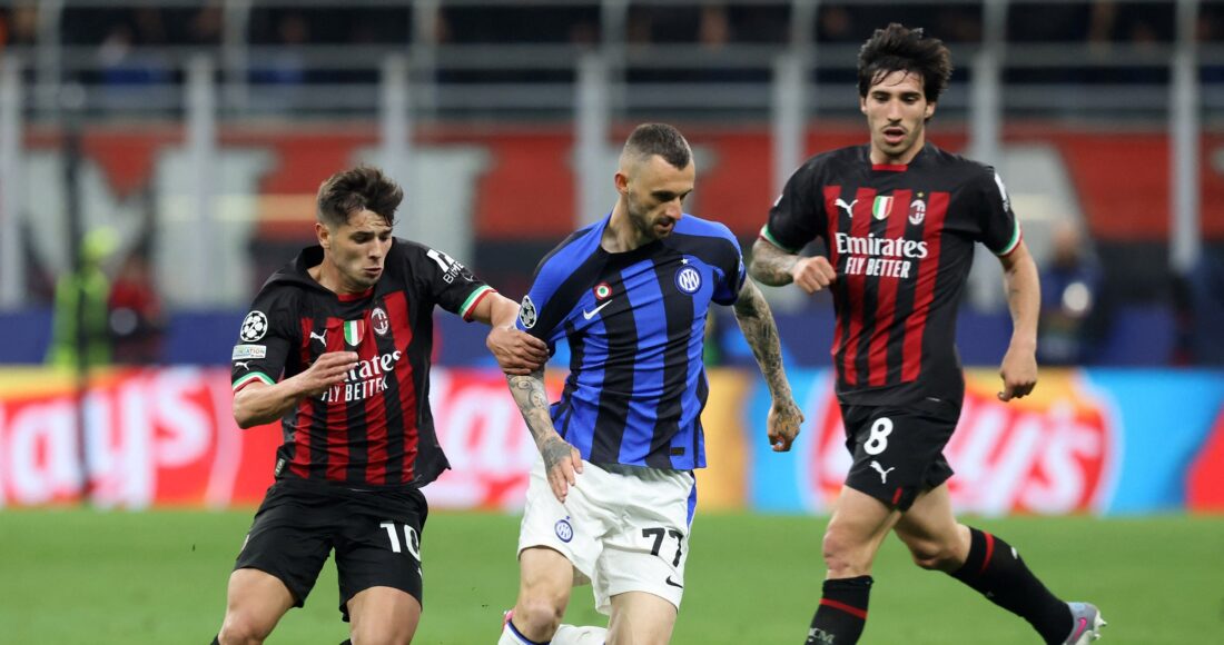 Hai cầu thủ Milan Brahim Diaz (trái) và Sandro Tonali (phải) trong nỗ lực ngăn tiền vệ Inter Marcelo Brozovic đi bóng trong trận lượt đi bán kết ngày 10/5. Ảnh: Reuters