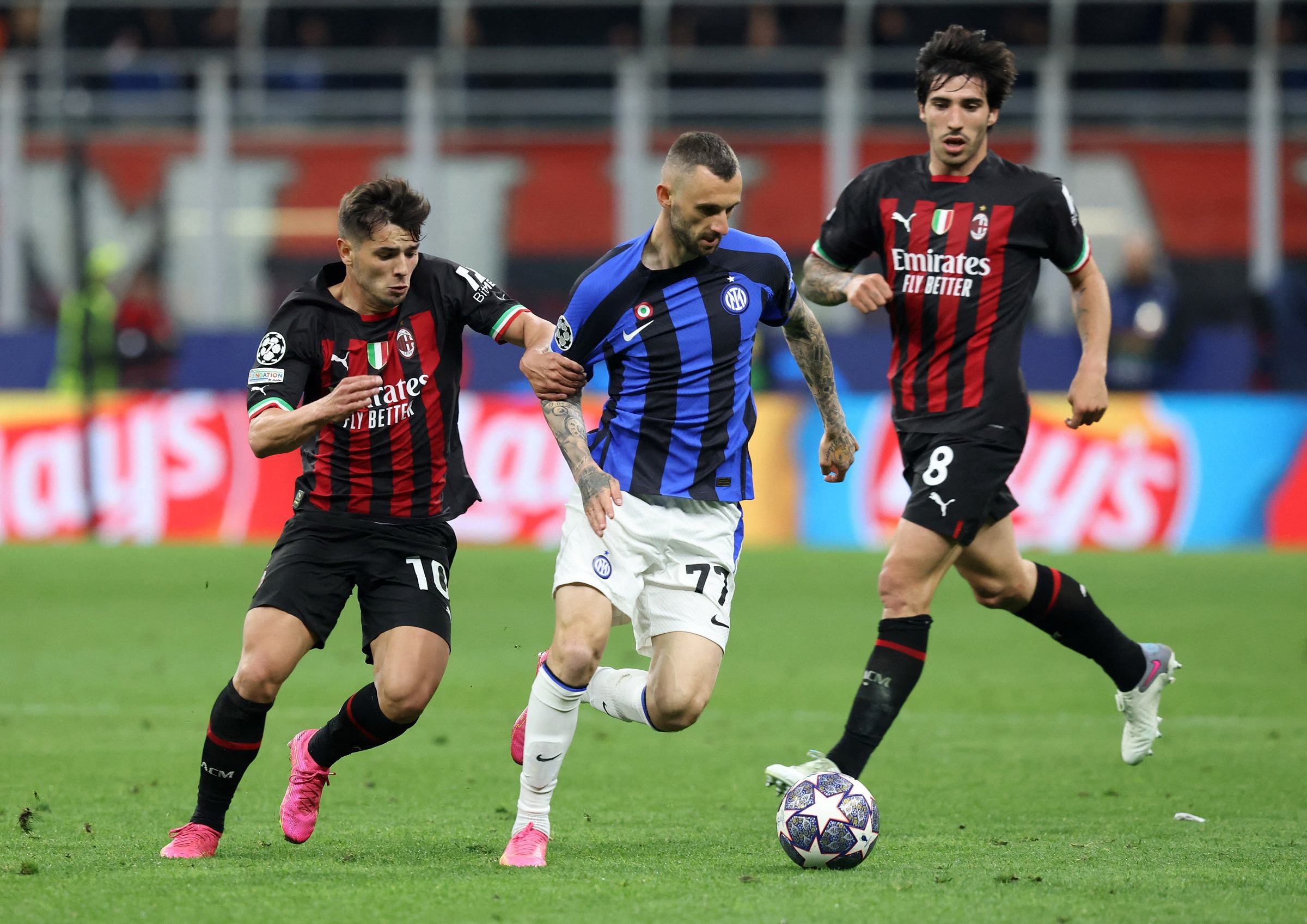 Hai cầu thủ Milan Brahim Diaz (trái) và Sandro Tonali (phải) trong nỗ lực ngăn tiền vệ Inter Marcelo Brozovic đi bóng trong trận lượt đi bán kết ngày 10/5. Ảnh: Reuters