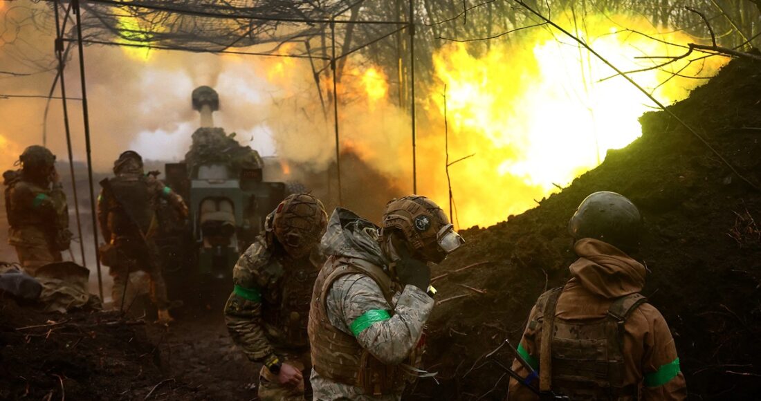 Pháo binh Ukraine khai hỏa về phía lực lượng Nga gần Bakhmut hôm 13/4. Ảnh: Reuters