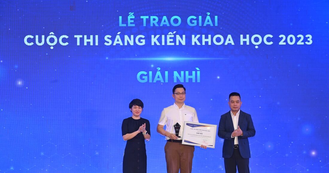 BSCK II Phạm Trung Hiếu được trao giải Nhì với sản phẩm thiết bị dẫn đường phẫu thuật thay khớp gối. Ảnh: Giang Huy