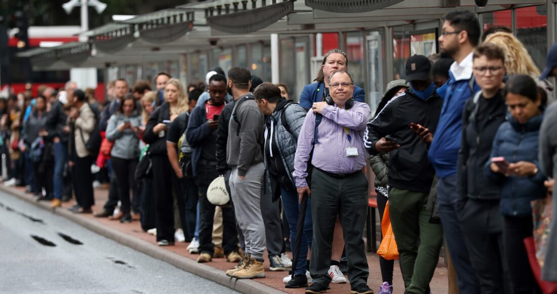 Người Anh chờ xe bus ở London, ngày 6/6/2022. Ảnh: AFP