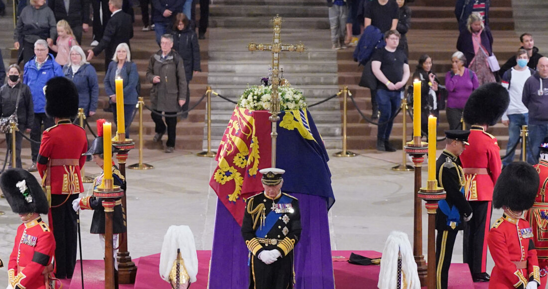 Vua Charles III cùng Hoàng tử Andrew, Công chúa Anne và Hoàng tử Edward đứng ở 4 góc của linh cữu Nữ hoàng Anh Elizabeth II, thực hiện nghi lễ canh thức tối 16/9/2022 trong Đại sảnh Westminster. Ảnh: AFP