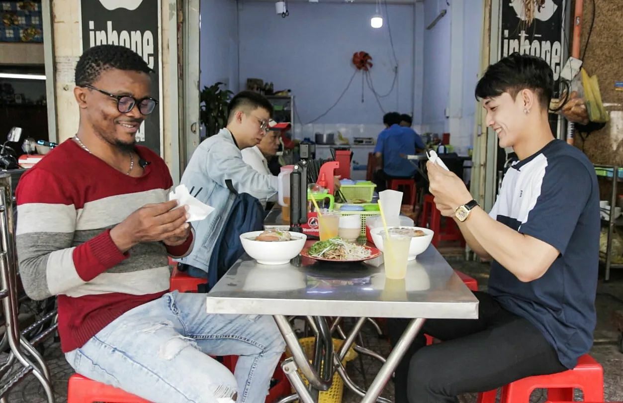 Thầy Nadis (trái) thưởng thức bún riêu cùng bạn tại TPHCM, ngày 19/3. Ảnh nhân vật cung cấp