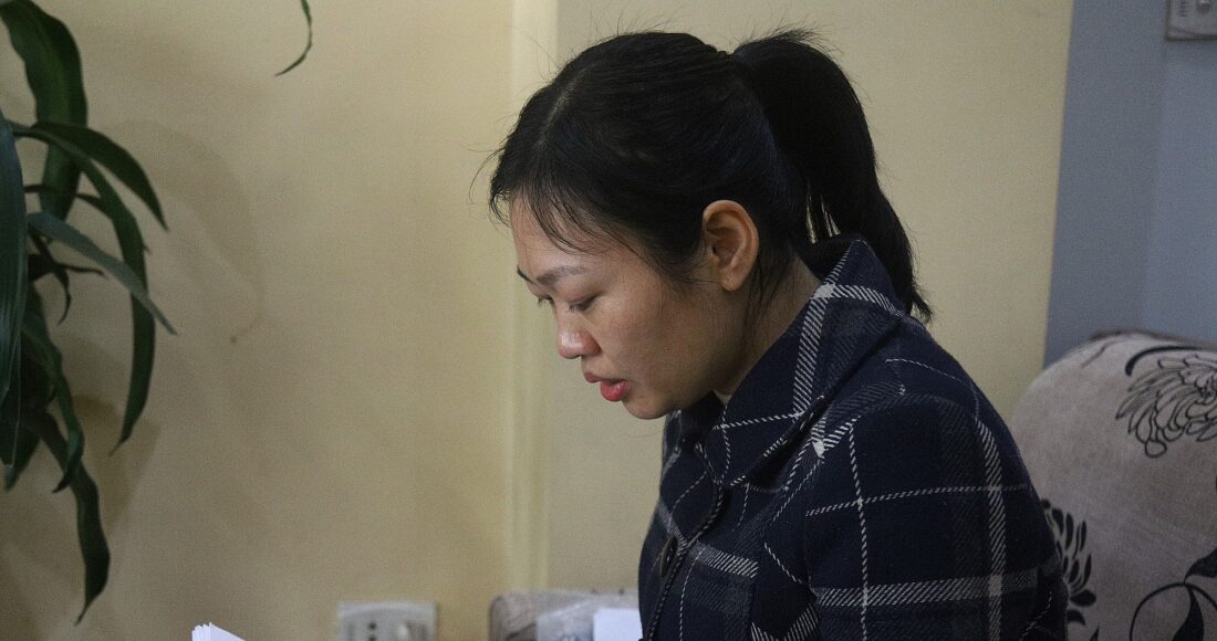Chị Dương thương con bị cai sữa mẹ khi mới 6 tháng tuổi, mong sớm được trả lại quyền làm mẹ. Ảnh: Danh Lam