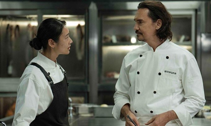 Chutimon Chuengcharoensukying (trái) và Nopachai Chaiyanam trong Hunger. Ảnh: Netflix