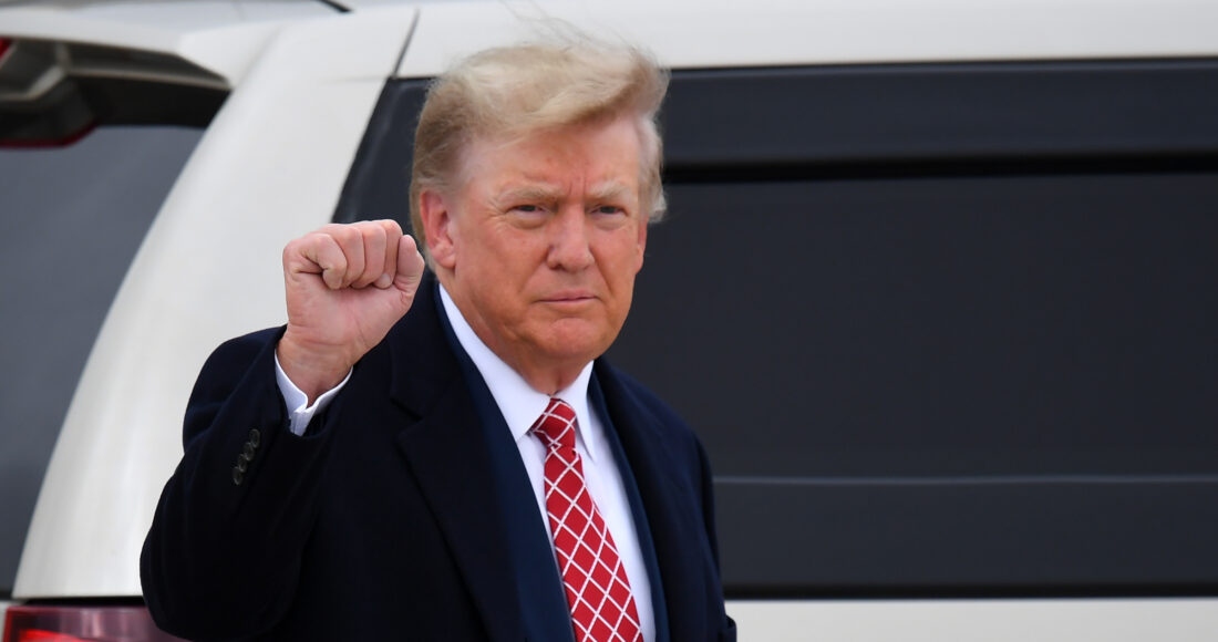 Cựu tổng thống Mỹ Donald Trump tại sân bay Aberdeen, Scotland, ngày 1/5. Ảnh: AFP