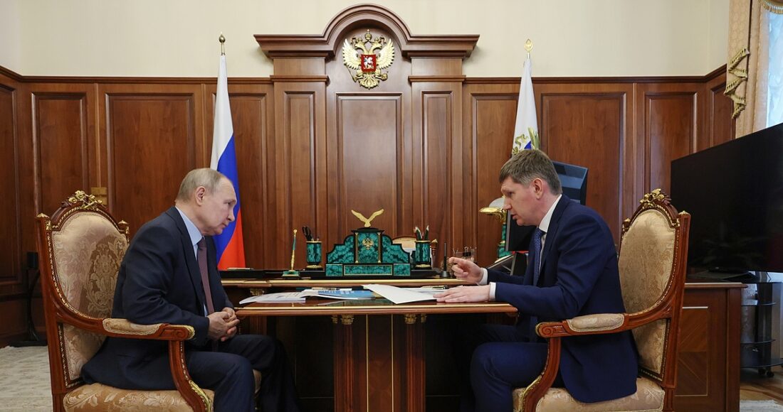 Tổng thống Vladimir Putin (trái) và Bộ trưởng Phát triển Kinh tế Maxim Reshetnikov tại Điện Kremlin ngày 4/5. Ảnh: AFP