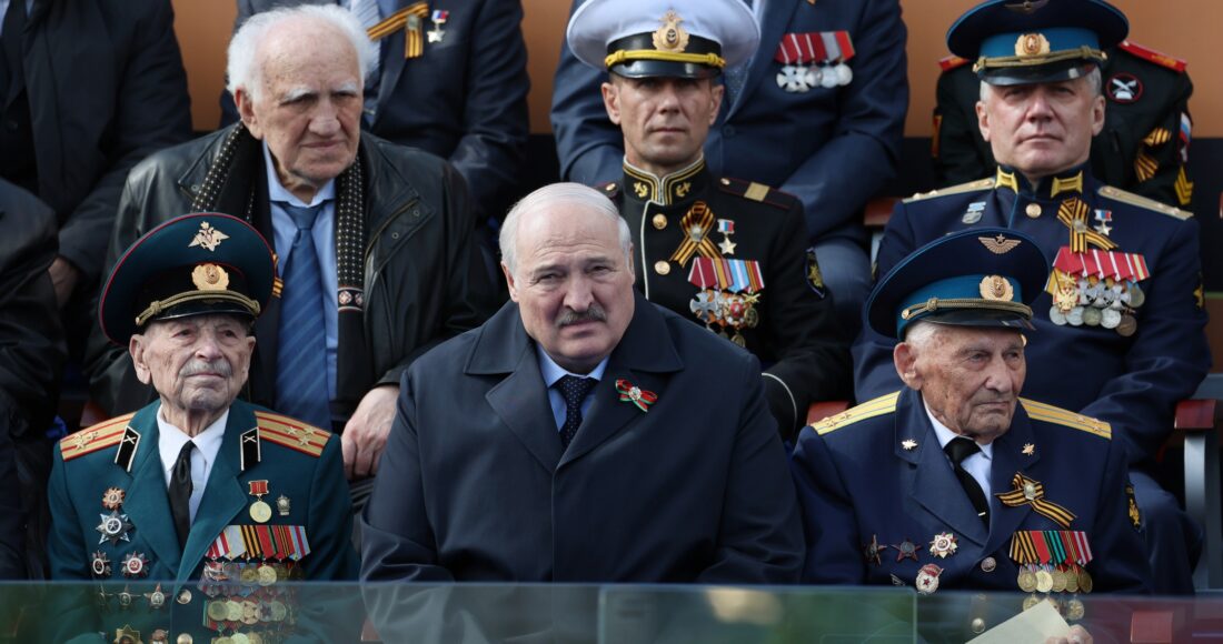 Tổng thống Belarus Alexander Lukashenko dự lễ duyệt binh kỷ niệm Ngày Chiến thắng tại Quảng trường Đỏ, Moskva ngày 9/5. Ảnh: AFP