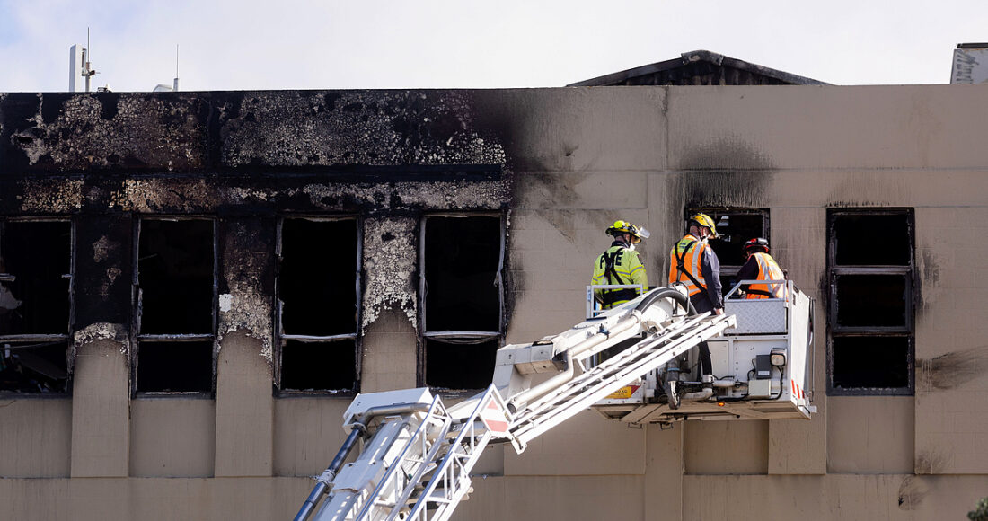 Lính cứu hỏa New Zealand kiểm tra hiện trường vụ cháy nhà trọ Loafers Lodge ở Wellington ngày 17/5. Ảnh: AFP