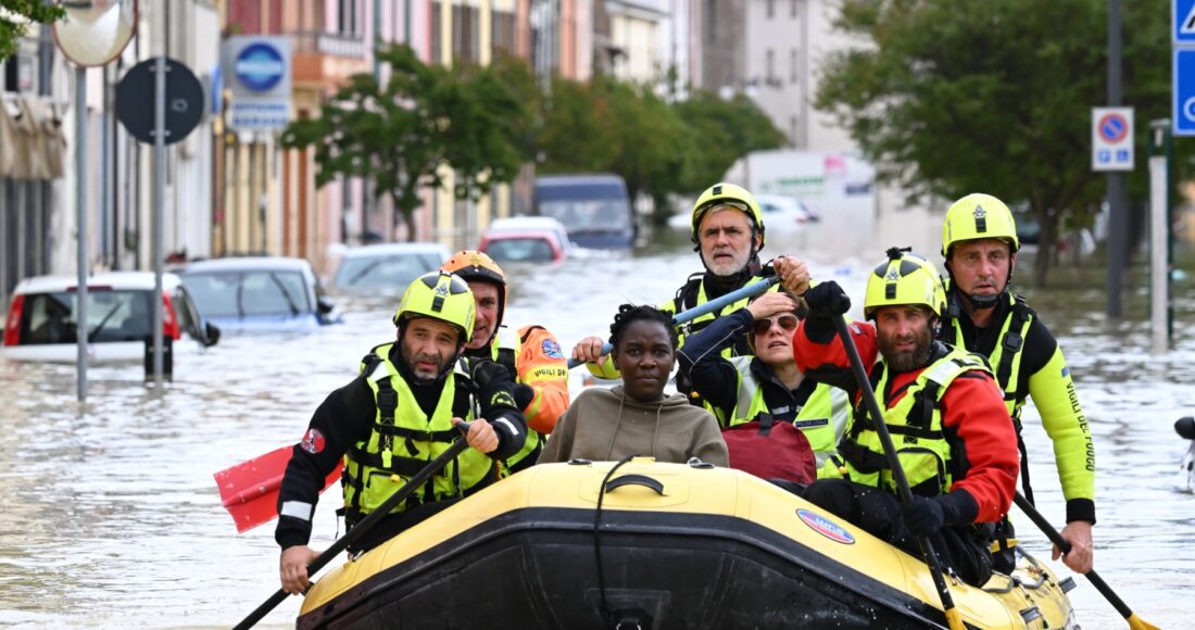 Lực lượng cứu hộ di chuyển người dân bằng xuồng qua một con phố ngập ở thị trấn Lugo ngày 18/5. Ảnh: AFP