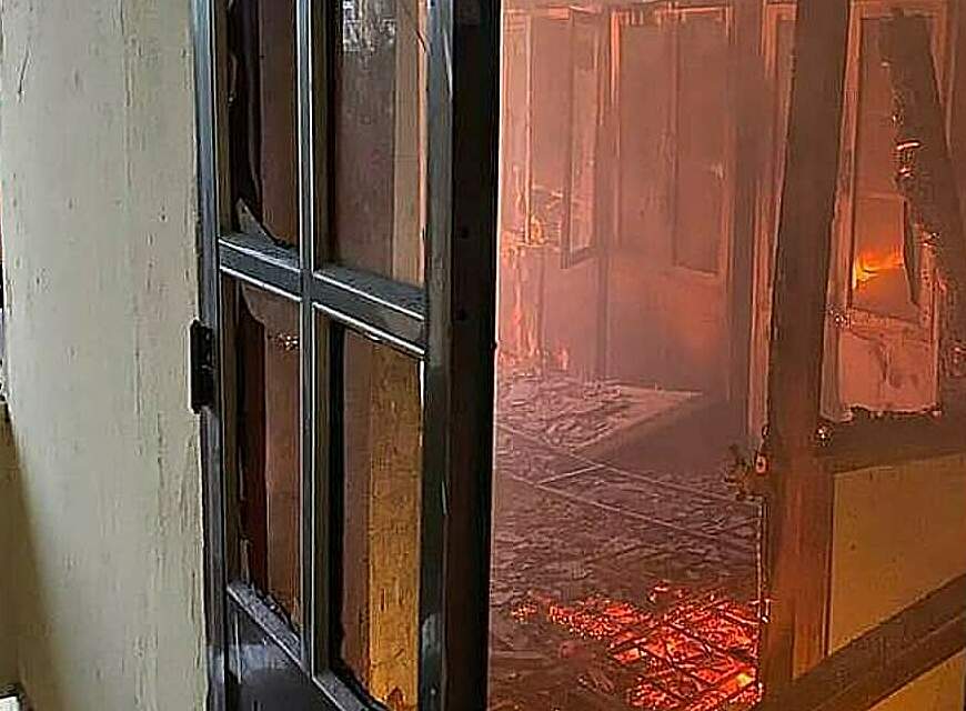 Phòng lưu trữ hồ sơ bị lửa thiêu rụi. Ảnh: Công an phường Phổ Thạnh