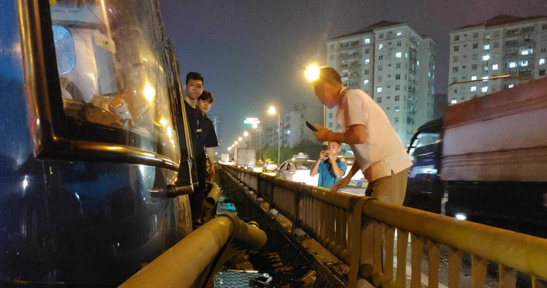 Phần đầu xe đâm gãy lan can đường vành đai 3 trên cao. Ảnh: Phạm Chiểu