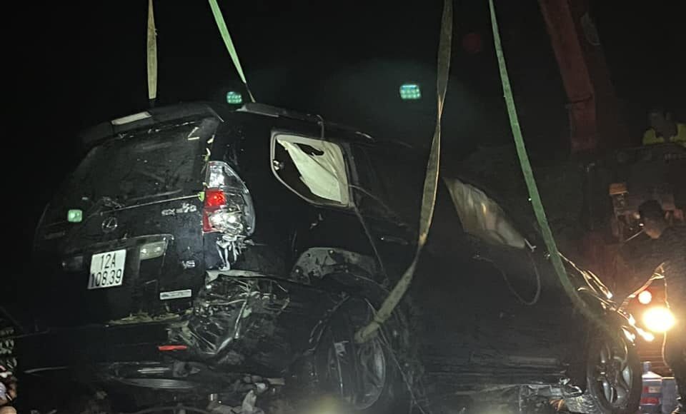 Xe ô tô khi được trục vớt lên bờ. Ảnh: Quốc Toản