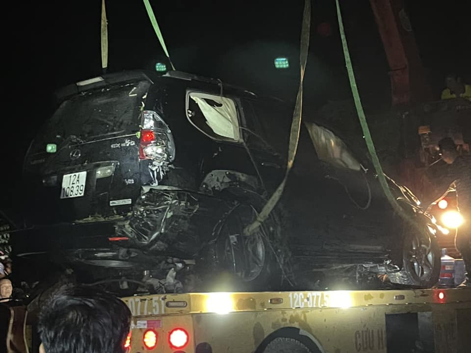 Xe ô tô khi được trục vớt lên bờ. Ảnh: Quốc Toản