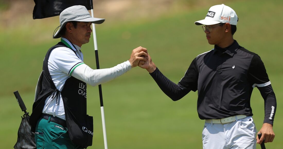 Anh Lân (trái) trong một lần làm caddie cho Khánh Hưng ở Lexus Challenge. Ảnh: VGA Tour