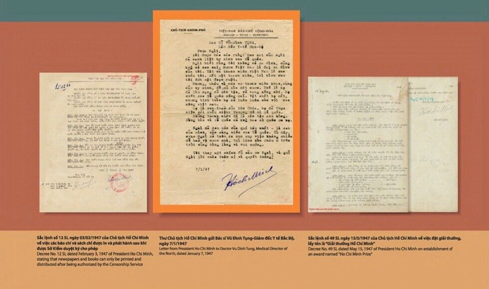 Sắc lệnh, thư của Chủ tịch Hồ Chí Minh trong buổi triển lãm. Ảnh: Hoàng Phong