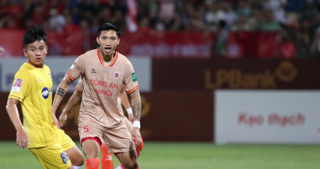 Văn Hậu (số 5) tiếc nuối sau khi bóng chạm cột dọc SLNA sau cú đá 11 mét của anh trong trận Công an Hà Nội thắng ngược 2-1 trên Hàng Đẫy tối 26/5. Ảnh: Lâm Thỏa
