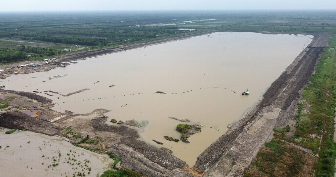 Hồ nước ngọt đang được thi công. Ảnh: An Minh