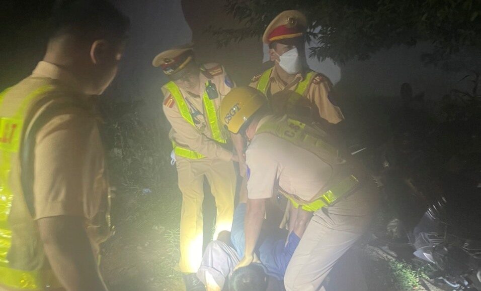 CSGT khống chế lái xe Minh. Ảnh: Cơ quan công an cung cấp