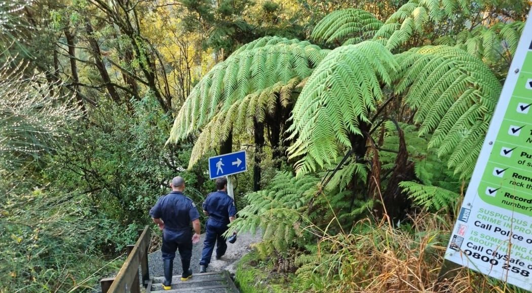 Cảnh sát kiểm tra khu hang động Abbey ngày 10/5 sau khi tìm thấy thi thể nam sinh. Ảnh: RNZ