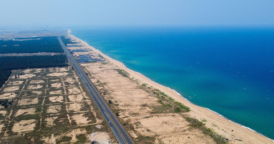 Đoạn đường Hùng Vương ven thị xã Đông Hoà, Phú Yên. Ảnh: Bùi Toàn