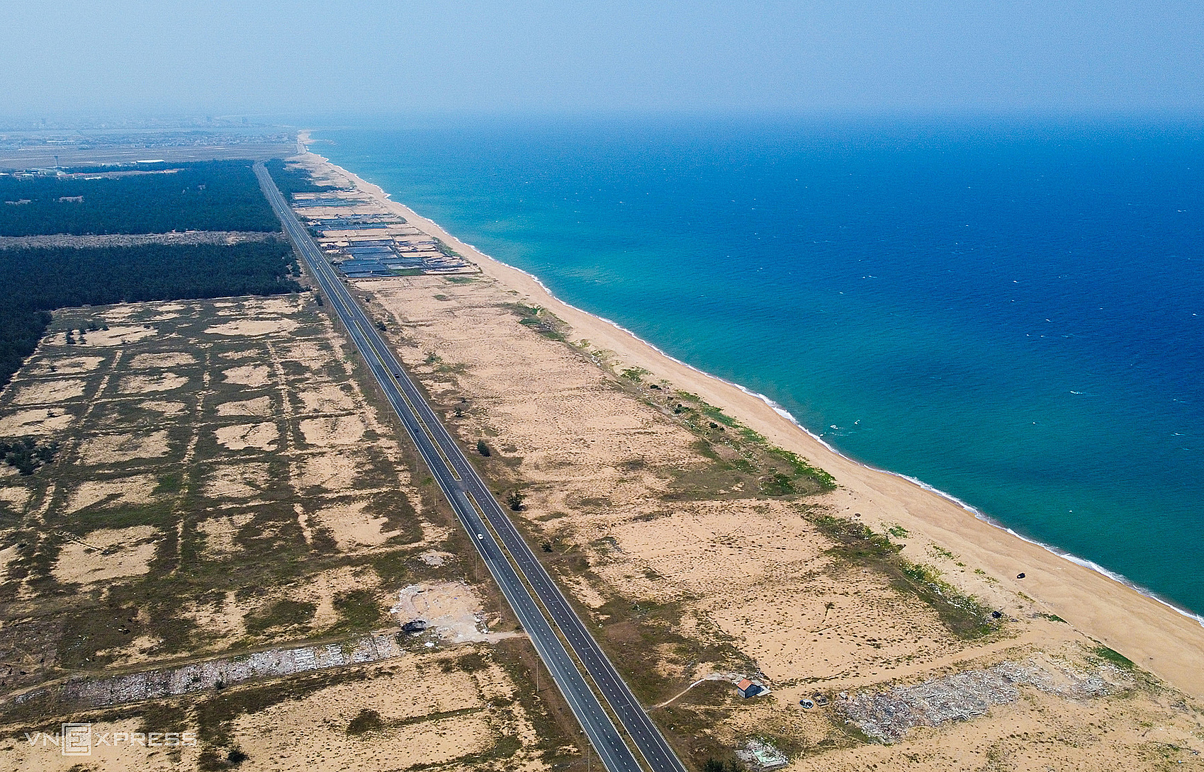 Đoạn đường Hùng Vương ven thị xã Đông Hoà, Phú Yên. Ảnh: Bùi Toàn