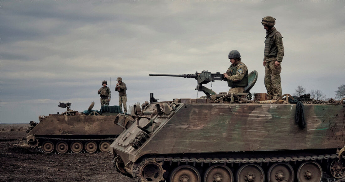 Lính Ukraine trên thiết giáp M113 tại vùng Donbass ngày 8/4. Ảnh: Reuters