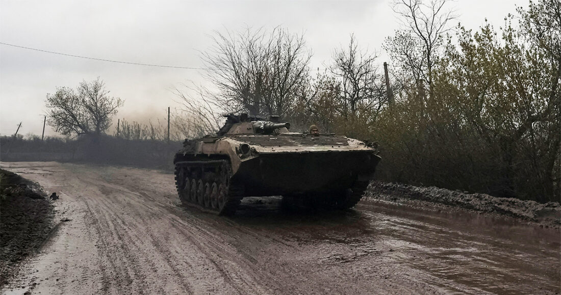 Thiết giáp BMP-1 của Ukraine gần Bakhmut ngày 21/4. Ảnh: Reuters