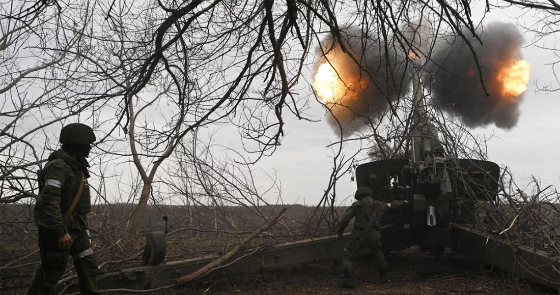 Pháo binh Nga tập kích vị trí lực lượng Ukraine ngày 27/2. Ảnh: RIA Novosti
