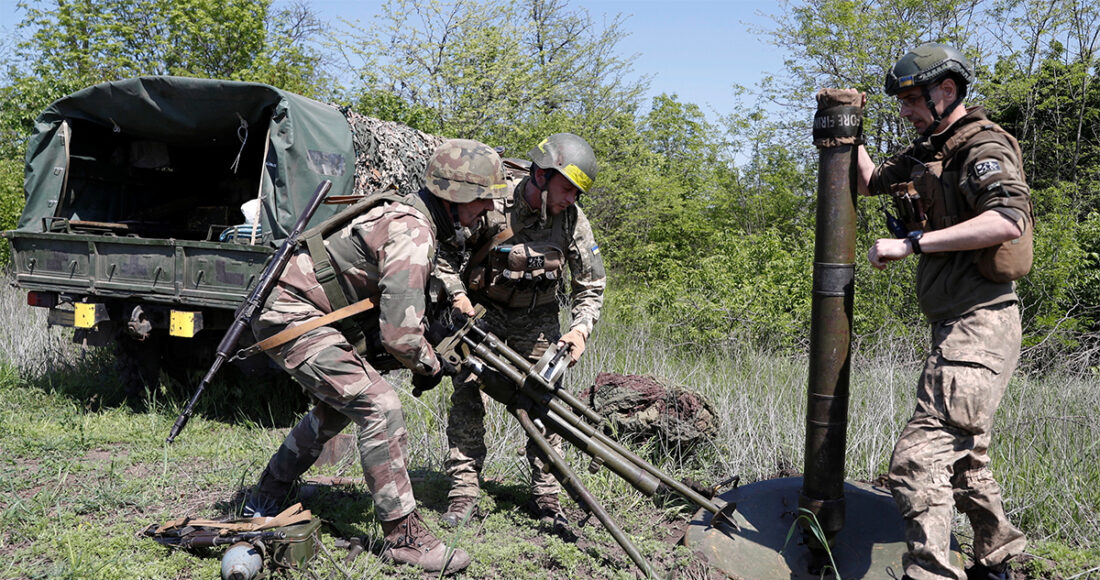 Binh sĩ Ukraine lắp súng cối 120 mm tại tỉnh Dnipropetrovsk ngày 15/5. Ảnh: Reuters