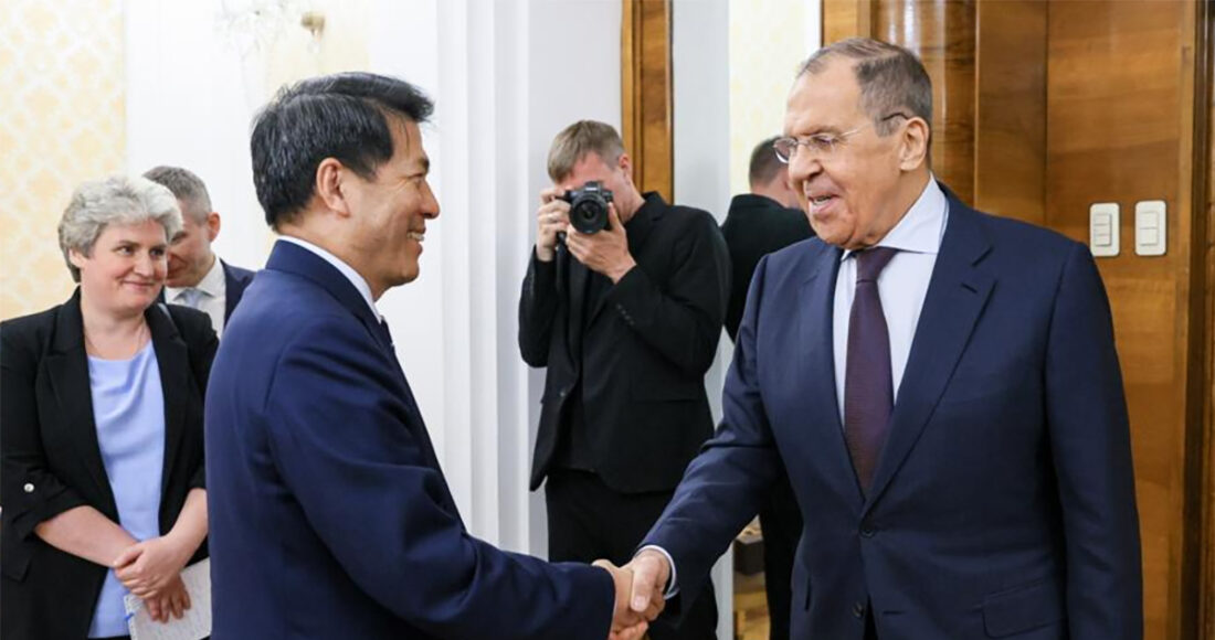Ngoại trưởng Nga Sergey Lavrov bắt tay đặc phái viên Trung Quốc Lý Huy trước cuộc gặp tại thủ đô Moskva ngày 26/5. Ảnh: BNG Nga