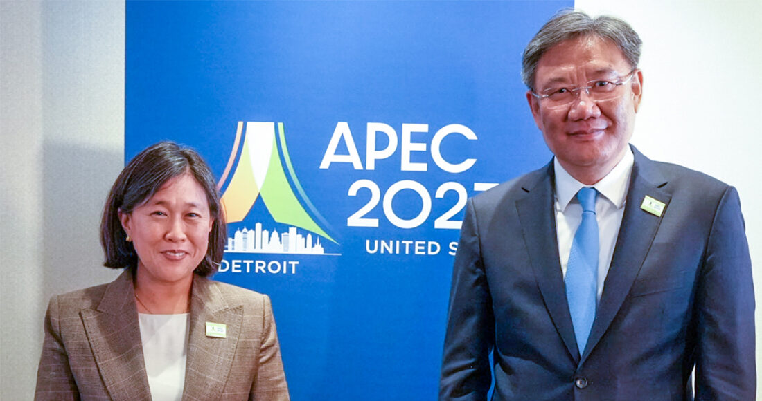 Đại diện Thương mại Mỹ Katherine Tai (trái) và Bộ trưởng Thương mại Trung Quốc Vương Văn Đào (phải) gặp nhau tại thành phố Detroit, bang Michigan ngày 26/5. Ảnh: Twitter/AmbassadorTai