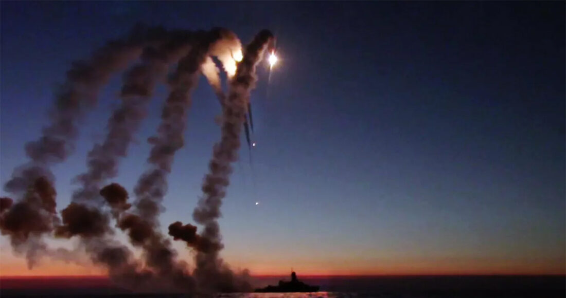 Chiến hạm Nga phóng tên lửa Kalibr từ Biển Đen nhằm mục tiêu tại Ukraine tháng 3/2022. Ảnh: BQP Nga.