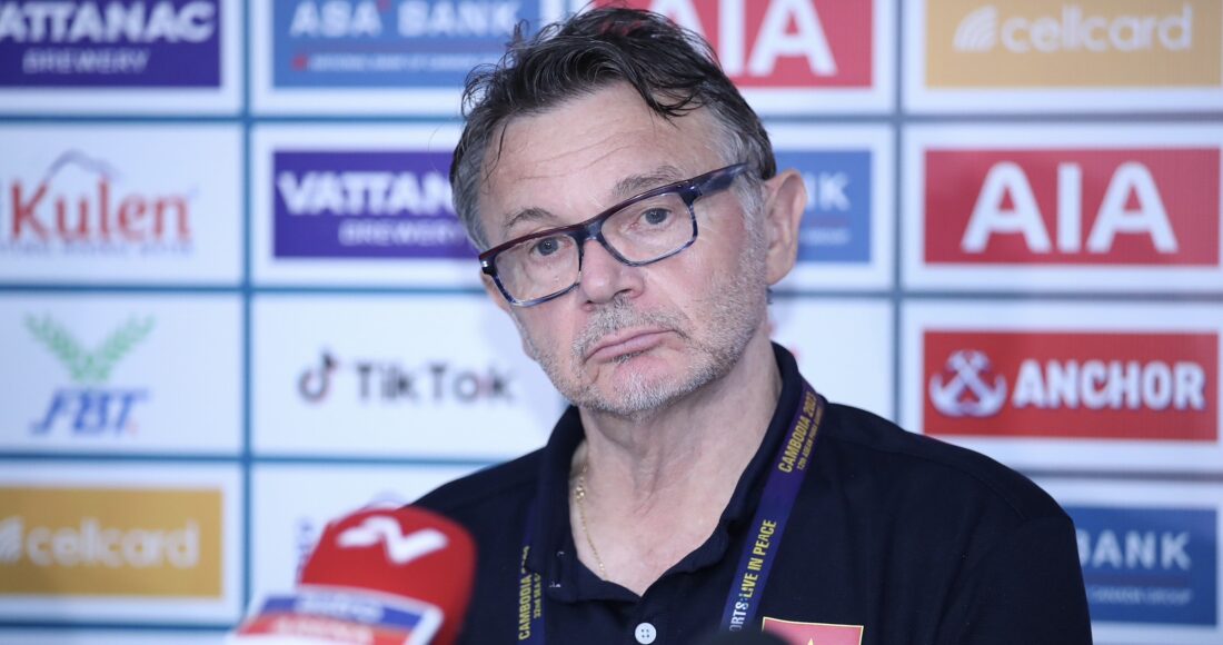 HLV Troussier trong cuộc họp báo sau trận Việt Nam thắng Malaysia 2-1 trên sân Prince, Phnom Penh tối 8/5. Ảnh: Lâm Thoả