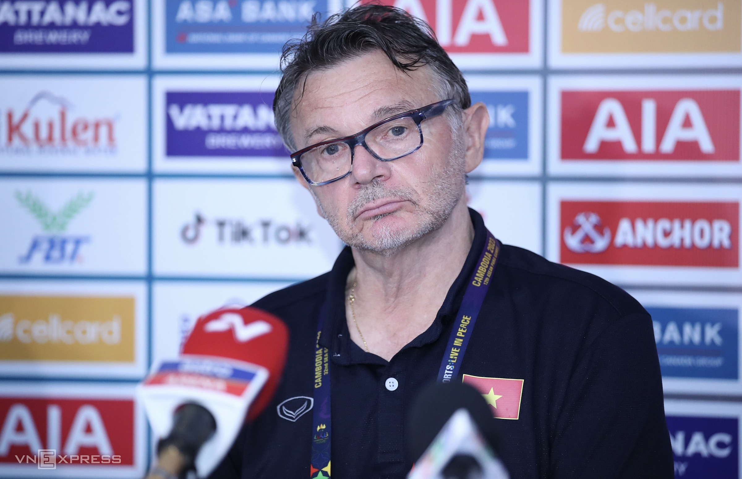 HLV Troussier trong cuộc họp báo sau trận Việt Nam thắng Malaysia 2-1 trên sân Prince, Phnom Penh tối 8/5. Ảnh: Lâm Thoả