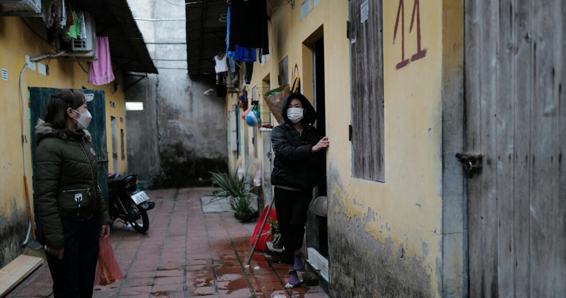 Công nhân trò chuyện trước giờ đi ca, trong một khu trọ ở Kim Chung (Đông Anh, Hà Nội), tháng 2/2022. Ảnh: Ngọc Thành