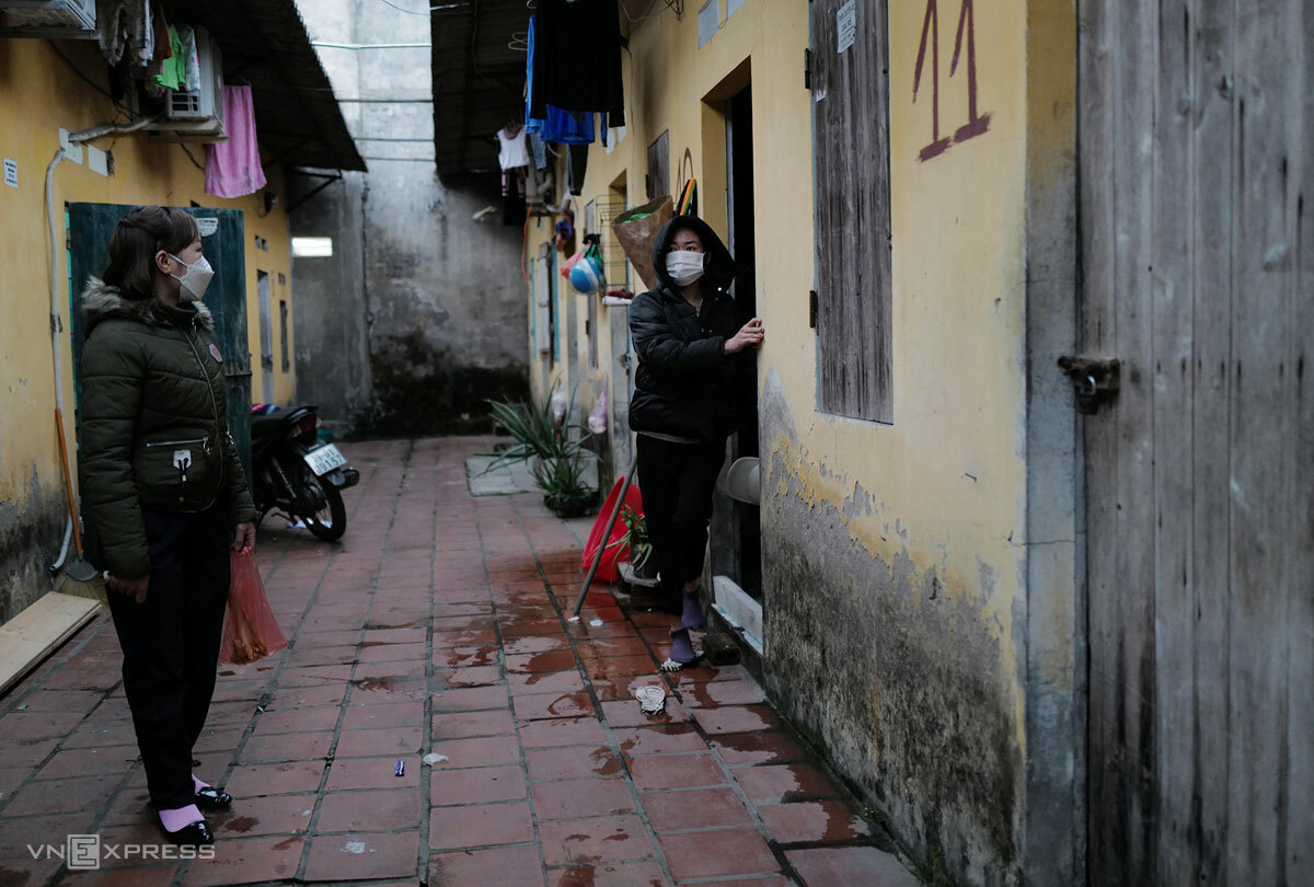 Công nhân trò chuyện trước giờ đi ca, trong một khu trọ ở Kim Chung (Đông Anh, Hà Nội), tháng 2/2022. Ảnh: Ngọc Thành