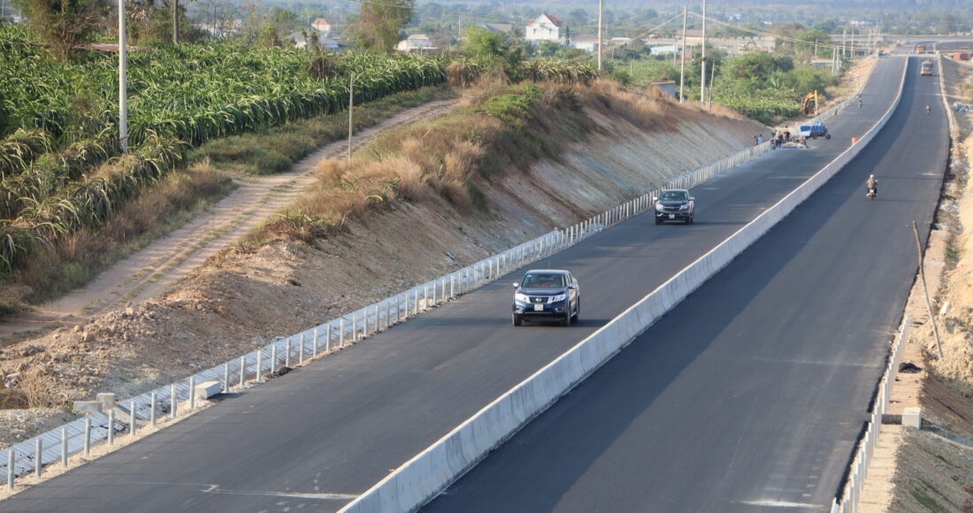 Cao tốc Vĩnh Hảo - Phan Thiết tại đoạn qua xã Hàm Kiệm, huyện Hàm Thuận Nam sắp hoàn thành, tháng 4/2023. Ảnh: Việt Quốc
