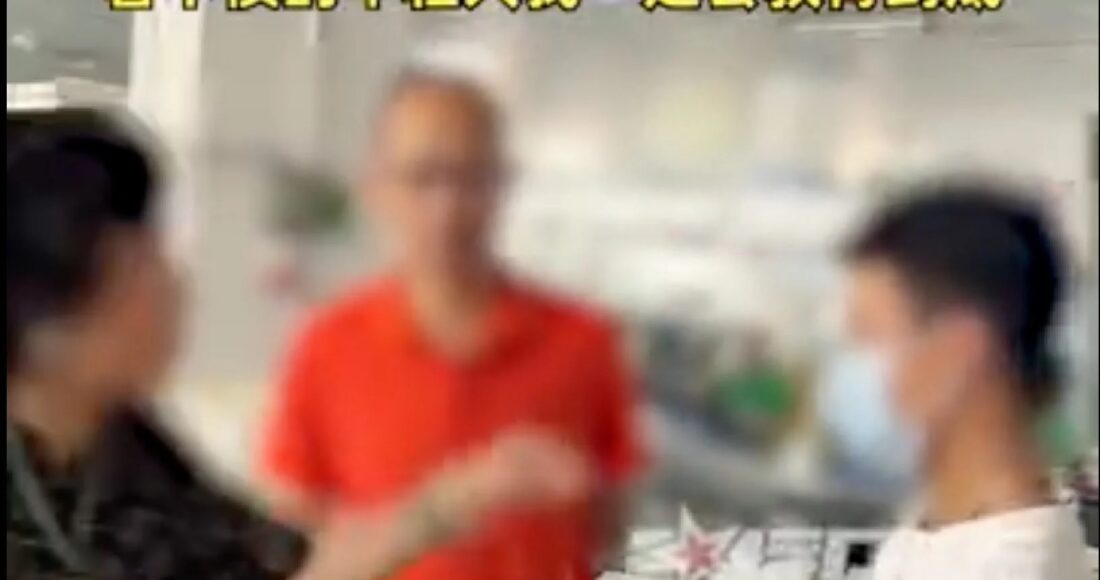 Hai nam thanh niên 17 và 22 tuổi ở Trung Quốc bị nữ giám đốc cho nghỉ việc nếu không đi xóa hình xăm trên cánh tay. Ảnh: Weibo