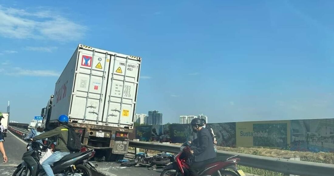 Xe đầu kéo tông hai xe máy trên đường dẫn cao tốc. Ảnh: Minh Trung