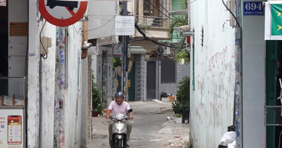 Hẻm 694 ở quận Phú Nhuận được người dân hiến đất để mở rộng, hồi đầu tháng 4 nhưng bị tắc vì chưa được bố trí vốn. Ảnh: Hạ Giang